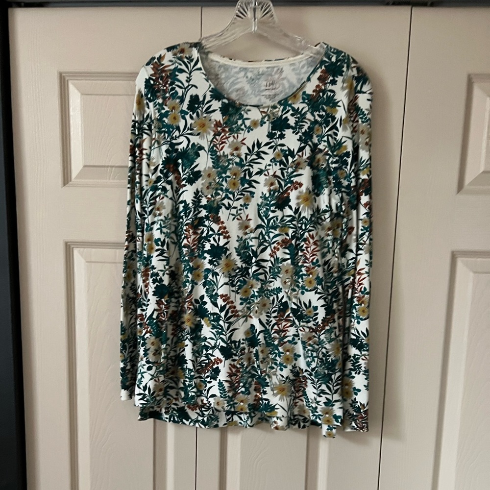 Multi color soft cotton. Tunic long sleep slightly longer in the back.